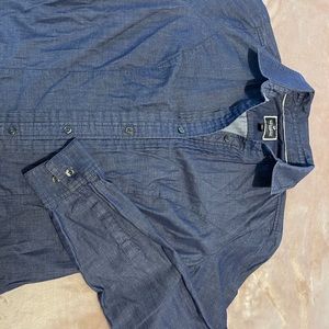 Express: the essential shirt. Size XS.